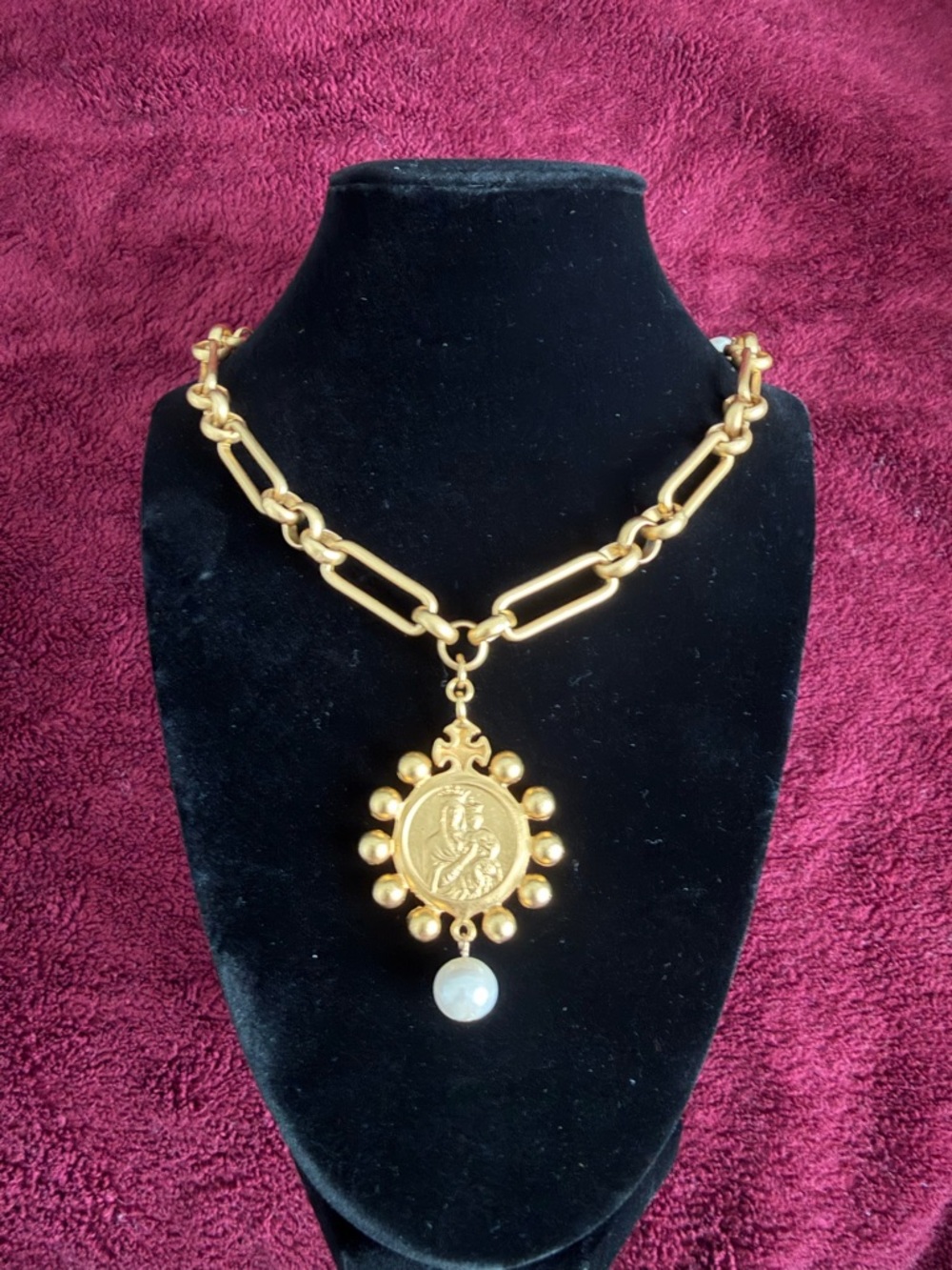 French Kande Gold Medallion Pendant Necklace with Pearl Accent - Women Jewelry - Picture 2 of 8
